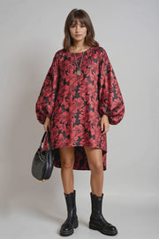 Rotes, asymmetrisches Winterkleid mit Blumenmuster und Laternenärmeln – High-Low-Pullover-Stil