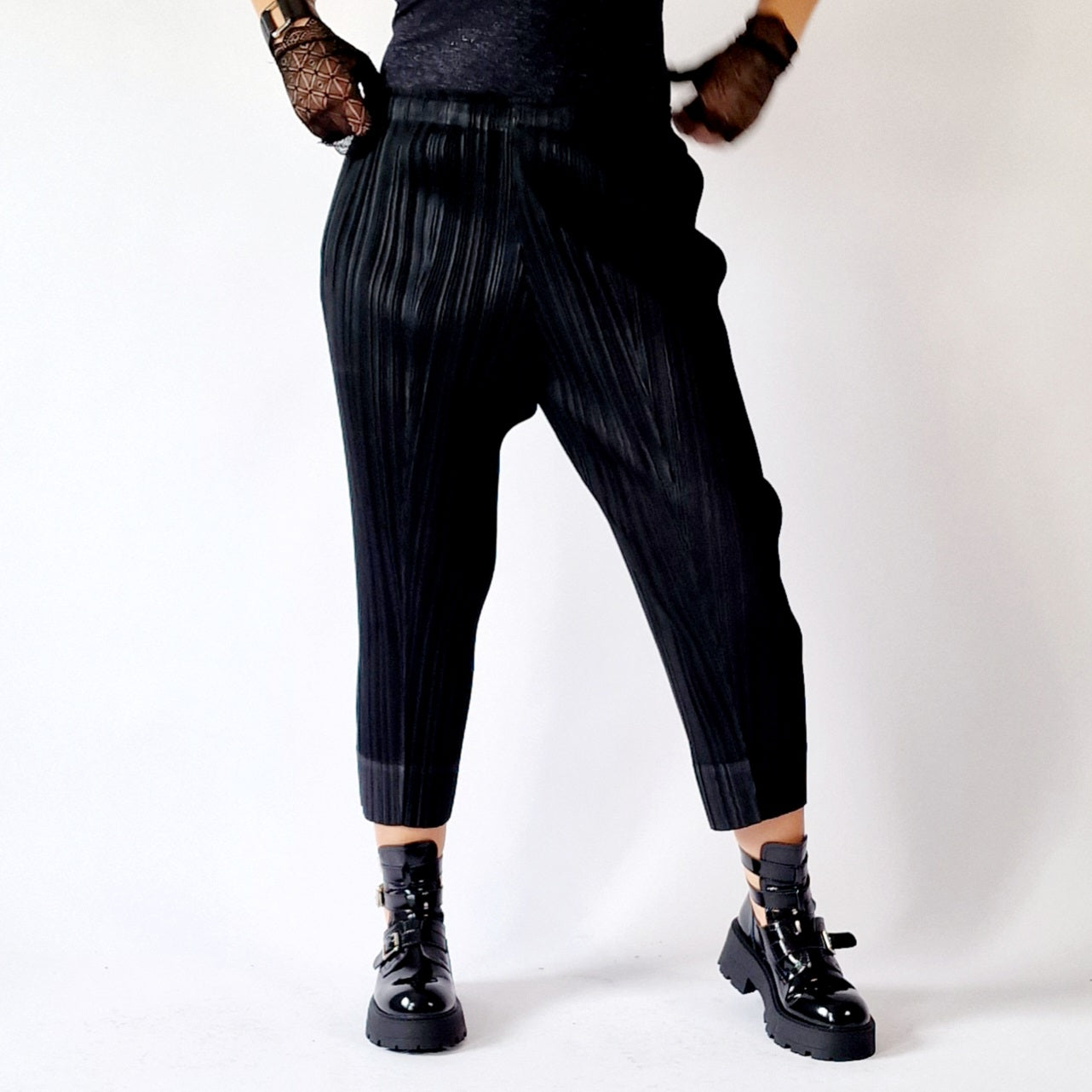 Simple Moderne Pleated Capri Trousers-SimpleModerne