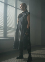 Ärmelloses Gothic-Kleid mit Batikmuster und Stehkragen