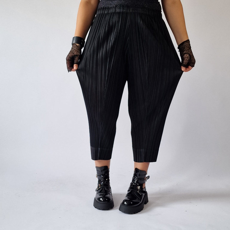 Simple Moderne Pleated Capri Trousers-SimpleModerne
